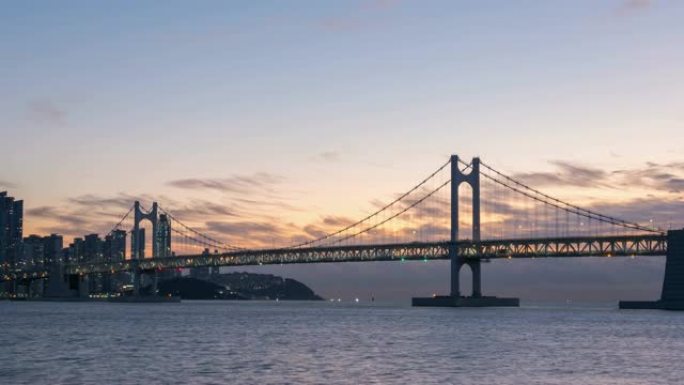 4k时间流逝: 韩国釜山市天际线的日出光安代桥