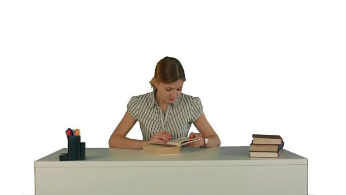 美丽的女学生阅读白色背景孤立的书