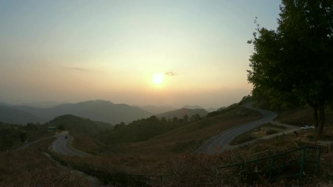 泰国的日落与层山和道路