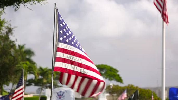 美国国旗在军事纪念公墓