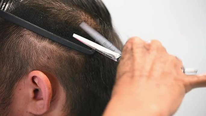 空气造型师用梳子和剪刀修剪头发