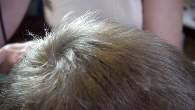 男人发型的特写发型的机器发型的理发师