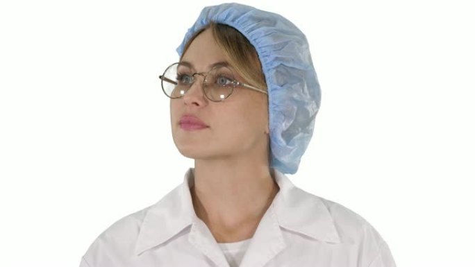 戴着眼镜和帽子的女医生在白色背景上走来走去