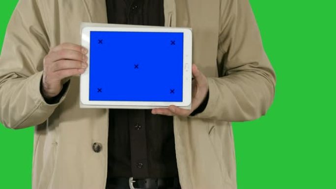 男性手握平板电脑，绿屏蓝屏样机，色度键