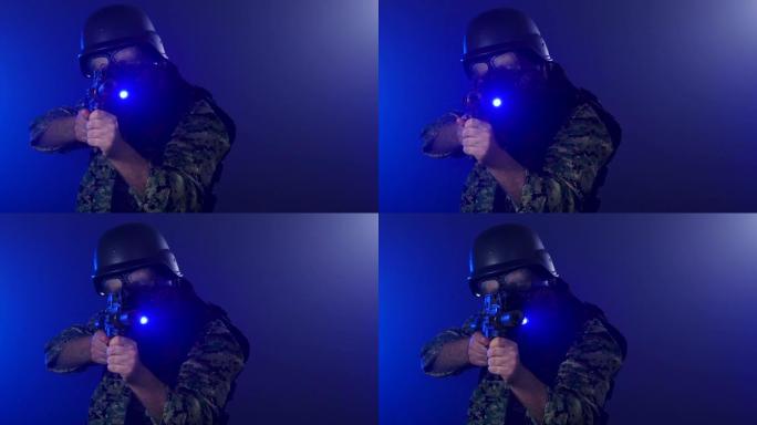 戴着防毒面具的士兵转过身来，在蓝色烟雾中指着突击步枪