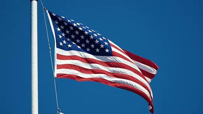 美国国旗飘扬的慢动作视频