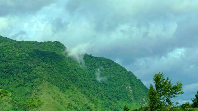 春天苍翠的青山上白云飘动延时镜头