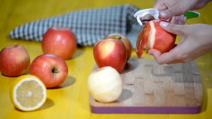 剥苹果。手切苹果皮。加工切割新鲜苹果的果皮。烘焙苹果蛋糕的配料。健康食品。