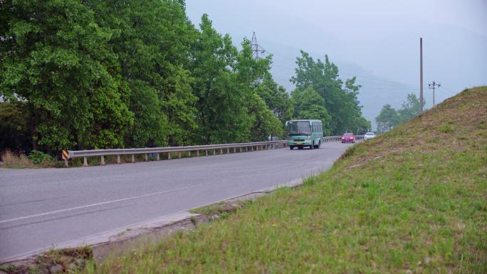 大巴车在公路上行驶