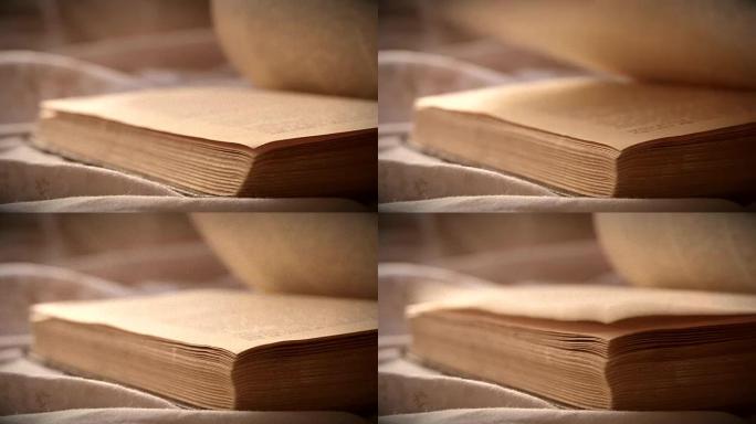 翻开一张旧的老式书籍特写放在平坦的表面上