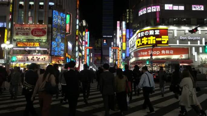 人们走过歌舞伎町哥斯拉路口的4k视频