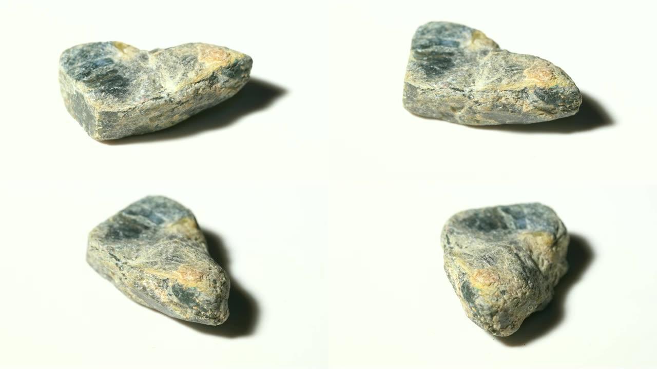 白色背景旋转的蓝色刚玉矿物石材样品