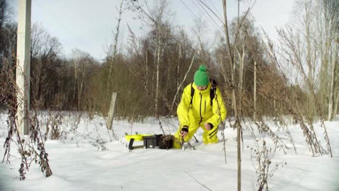 女性生态学家获取积雪样本