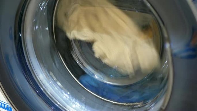 洗衣机的滚筒随衣服一起旋转