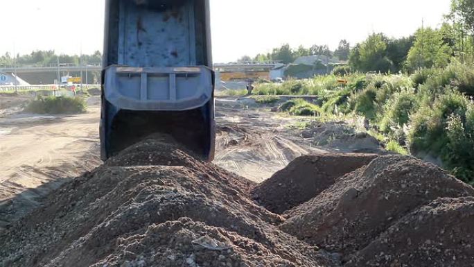 卡车道路工程倾倒了土壤和砾石