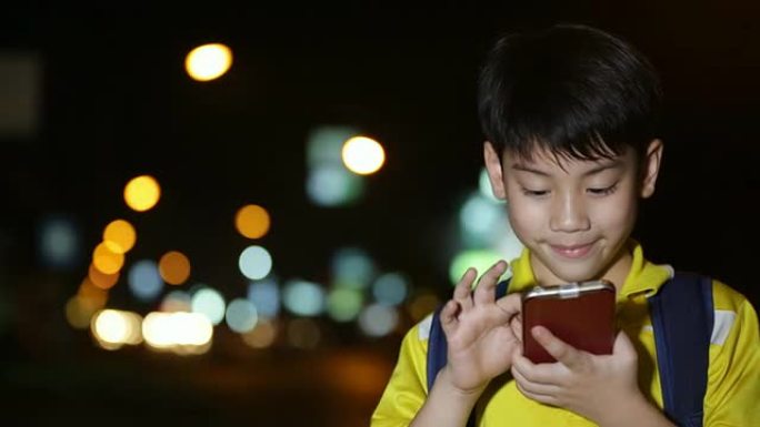 亚洲小朋友玩智能手机说话