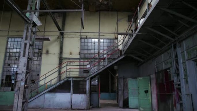 废弃工业仓库厂房内部
