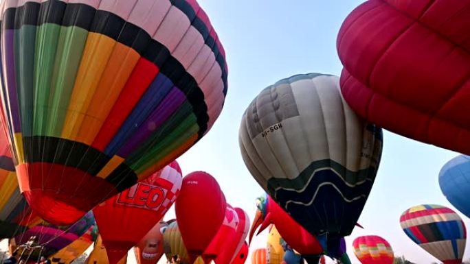 彩色热气球在清莱辛哈公园的年度节日中准备飞行