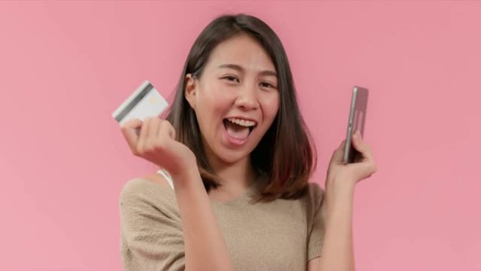 有吸引力的年轻亚洲女性使用平板电脑或智能手机在网络应用程序上在线购物，使用借记卡，信用卡或银行卡付款