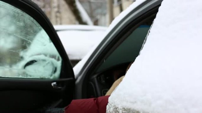 男子在下雪天下车-冬季交通