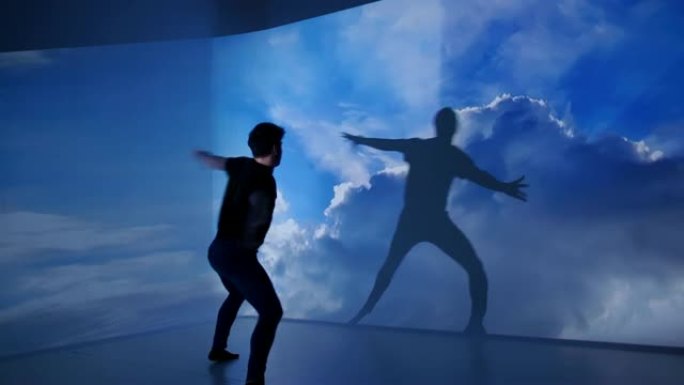 Cloudscape投影在男舞者身上