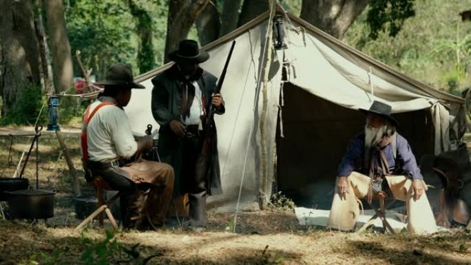 牛仔在营地休息