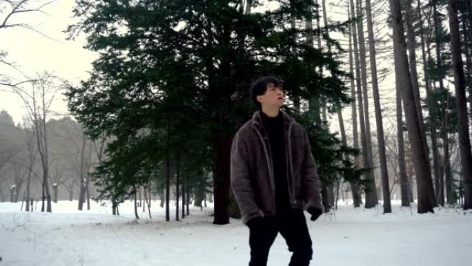 男子在冬季艰难地穿越树林-在荒野中生存