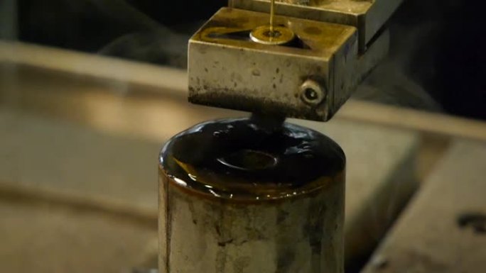 钻钢。火花四通八达。用油或冷却液进行电动工具切割和钻孔模具。