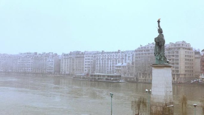 在大雪和洪水中的巴黎