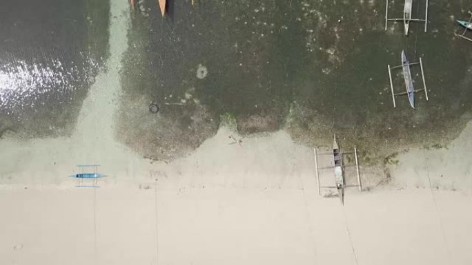 无人机在绿松石原始水中拍摄了热带岛屿和船只的鸟瞰图
