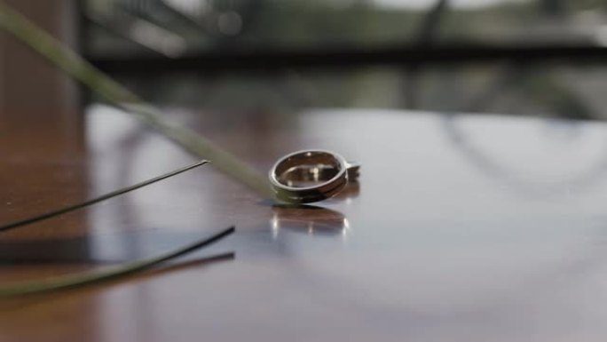 同质背景下的结婚戒指