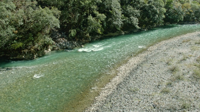 清澈的峡谷流水河水