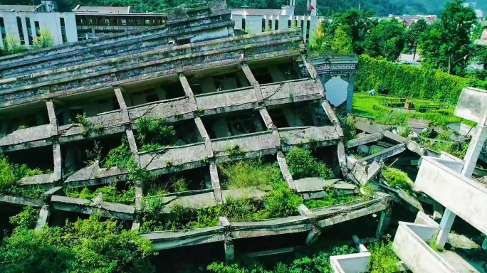 汶川地震倒塌的楼房航拍