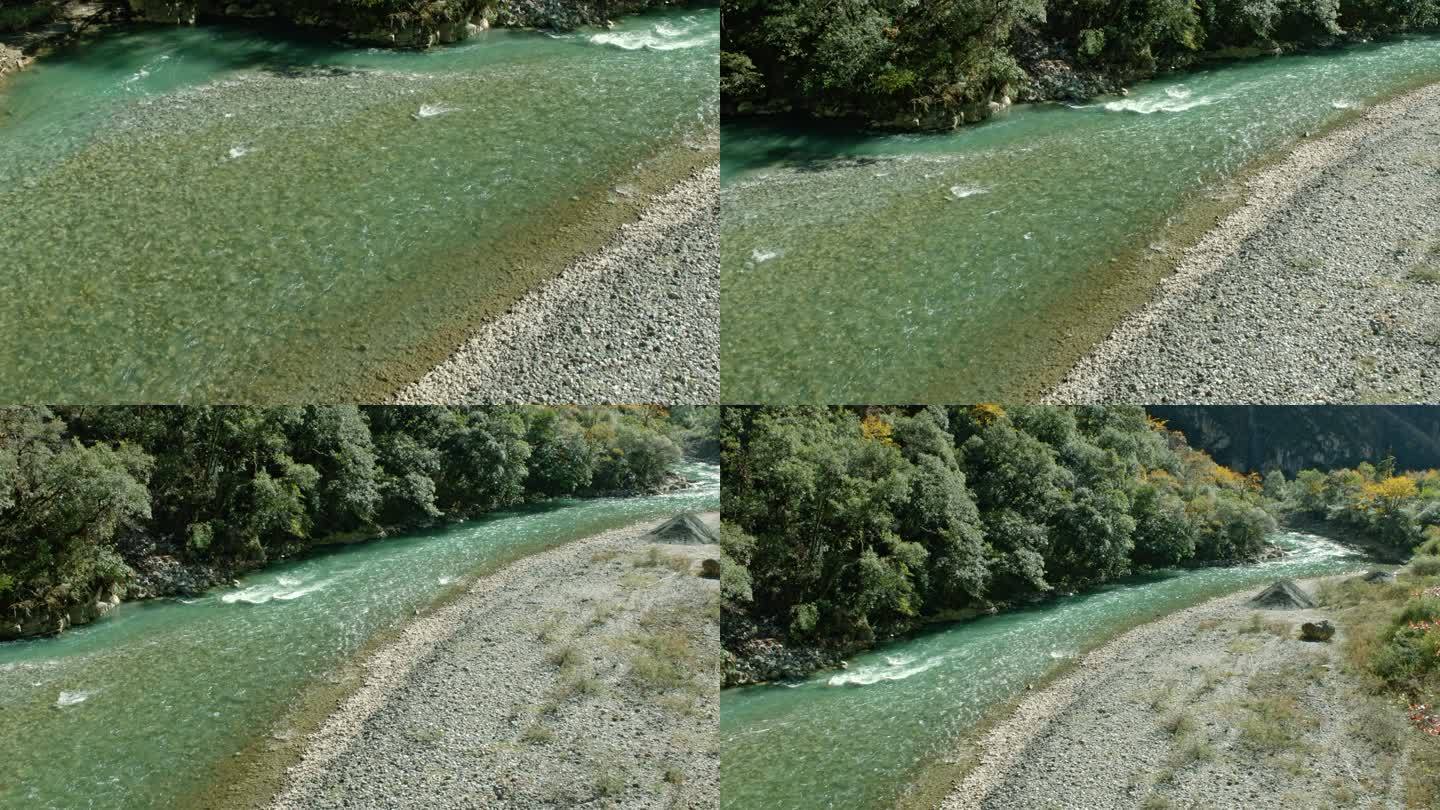 清澈的峡谷流水河水