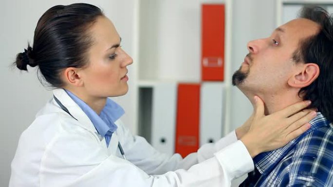 女医生检查患者喉咙痛