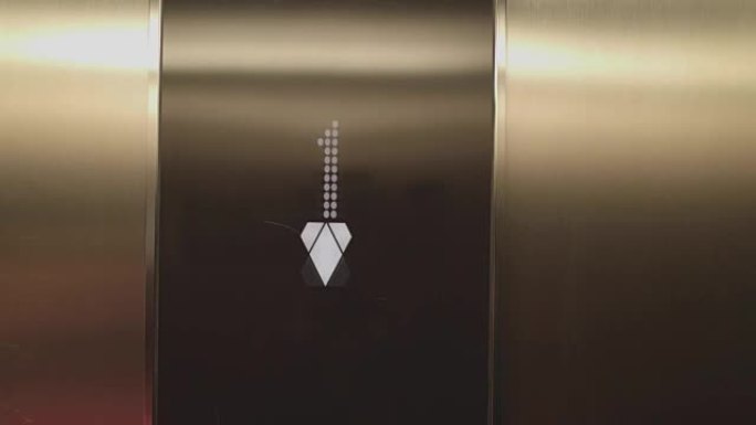 电梯按钮向上推