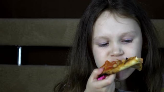 小女孩在家吃披萨