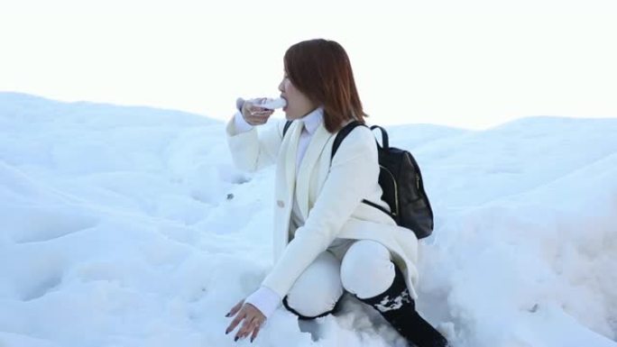 年轻女子在冬季白川乡玩雪，这是日本旅游的最佳地点