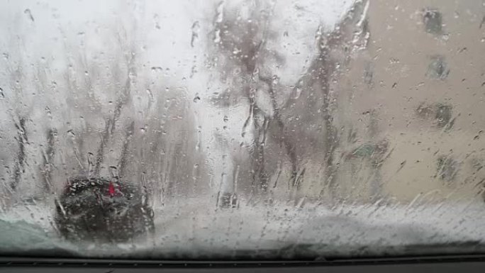 雪和雨流过汽车的挡风玻璃