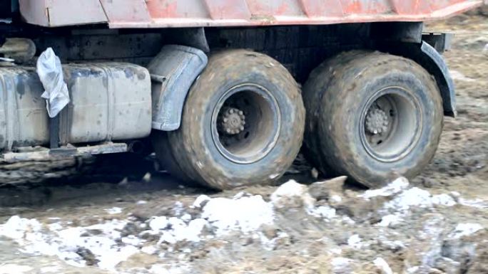 特写的卡车车轮在沼泽中行驶和拖动