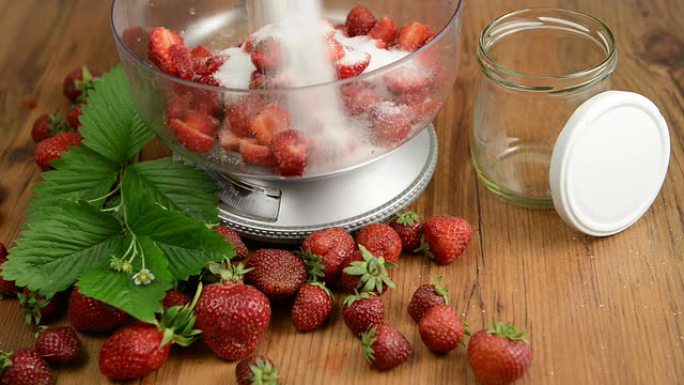 碗中的草莓在体重秤上