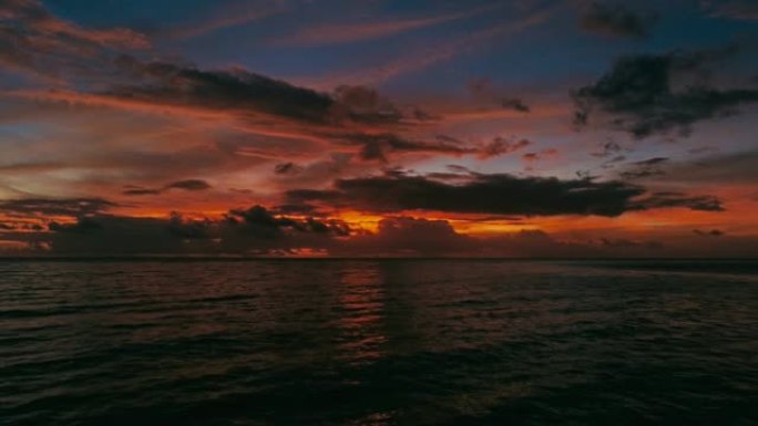 海洋上方红色热带日落的令人惊叹的美丽空中无人机图像