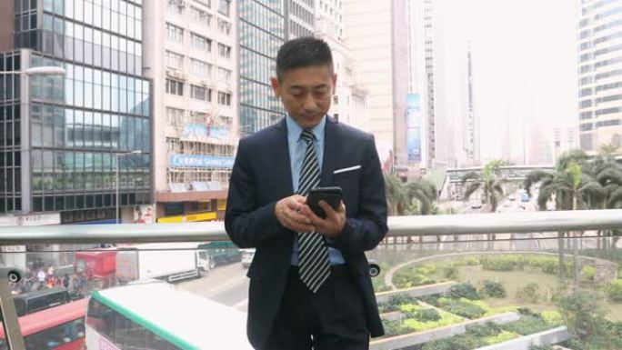 亚洲商人使用手机