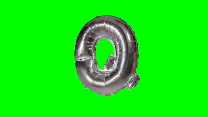 大字母Q来自漂浮在绿色屏幕上的字母氦气银气球