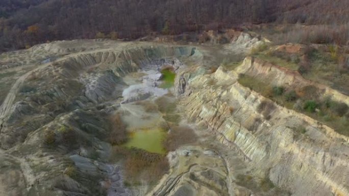 废弃和淹没露天石膏矿的空中无人机4k电影，采石场。污染的湖泊和泥浆。工业景观