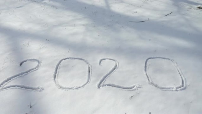 铭文2020在雪地上。