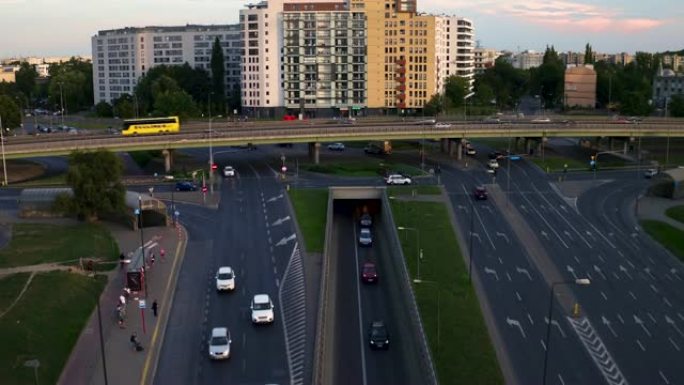 华沙大十字路口的无人机镜头。