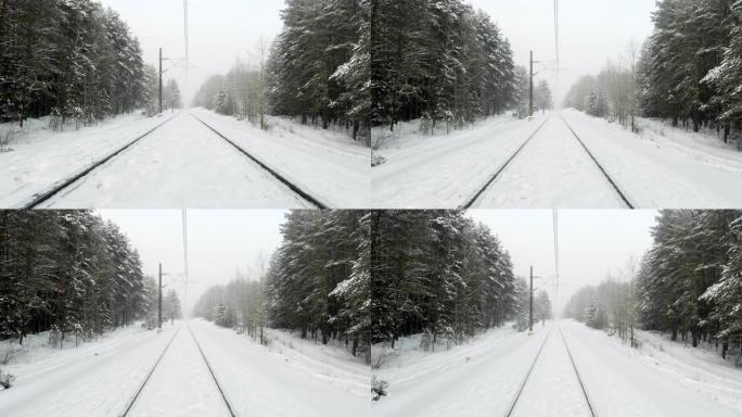 暴风雪期间冬季森林中的旧铁路