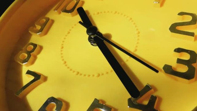 黄色时钟，黑色箭头成一圈，特写。