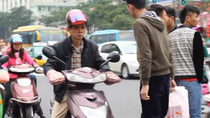 中国-2015年2月12日: 中国张江2015年2月12日，人们和摩托车正在使用相同的十字路口过马路